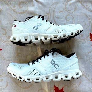 On Cloud Women’s Running shoes Size 9